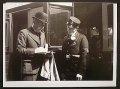 イギリス ポストカード（ 1935年イギリスのパディントン駅で電報を送るビジネスマン）