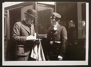 画像1: イギリス ポストカード（ 1935年イギリスのパディントン駅で電報を送るビジネスマン）
