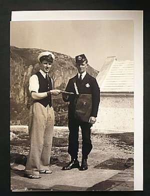 画像1: イギリス ポストカード イギリス1934年英ウェールズ南スタック灯台で配達するポストマン