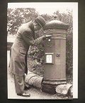 イギリス ポストカード 1935年郵便ポストに手紙を投函する男性