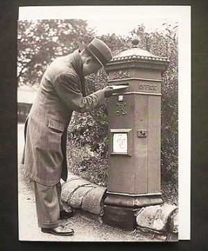 画像1: イギリス ポストカード 1935年郵便ポストに手紙を投函する男性