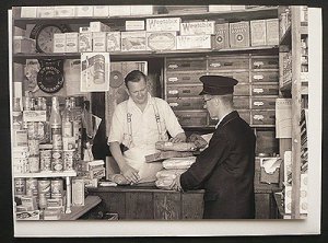 画像1: イギリス ポストカードイギリス1935年Shipbourneにあるお店に集荷するポストマン